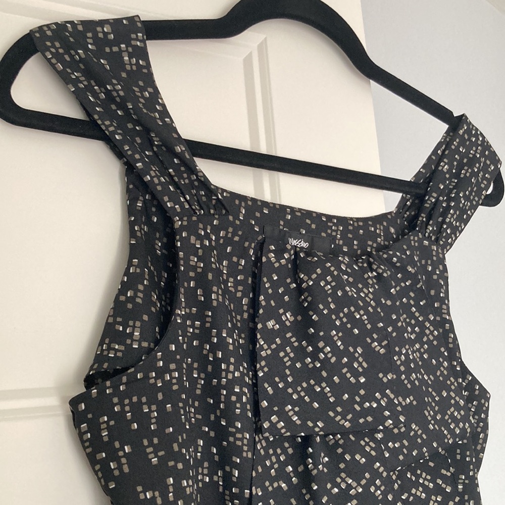 Sleeveless chic black top with front detail